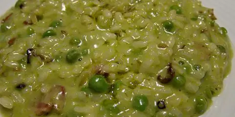Un cremoso risotto con piselli, un piatto semplice e gustoso.