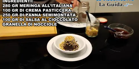 Delizioso semifreddo al cioccolato guarnito con granella di nocciole, pronto per essere gustato.
