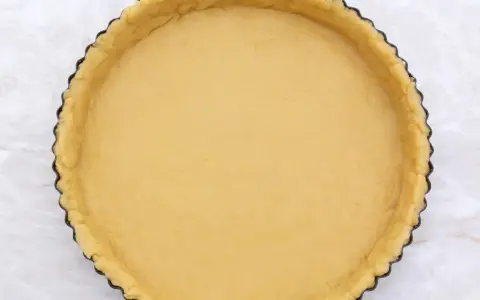 Base di pasta frolla senza glutine pronta per essere farcita.