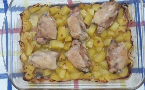 Sovracosce di pollo al forno con patate dorate, un piatto succulento e profumato, pronto per essere gustato.