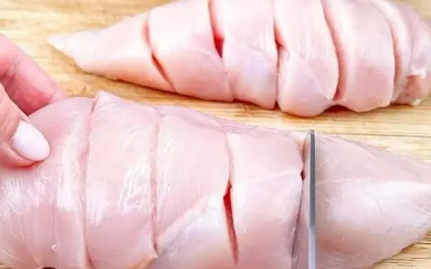 Tagliando il petto di pollo per prepararlo in modo diverso. Un modo per cucinare il petto di pollo in modo originale.