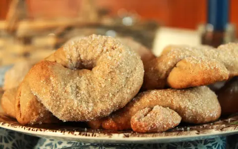 Ciambelline al vino dorate e cosparse di zucchero, pronte per essere gustate.