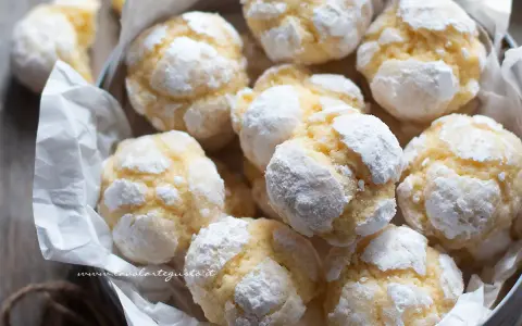Biscotti al limone morbidi, spolverati di zucchero a velo, invitano a un morso goloso.