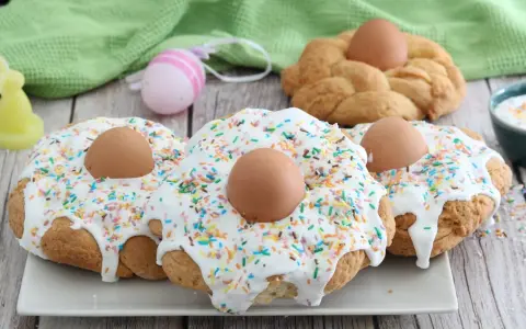 Scarcelle fatte in casa da Benedetta, decorate con glassa bianca, zuccherini colorati e uova sode, pronte per la Pasqua.