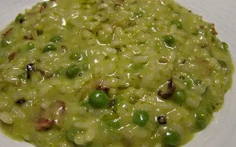 Un cremoso risotto con piselli, un piatto semplice e gustoso.