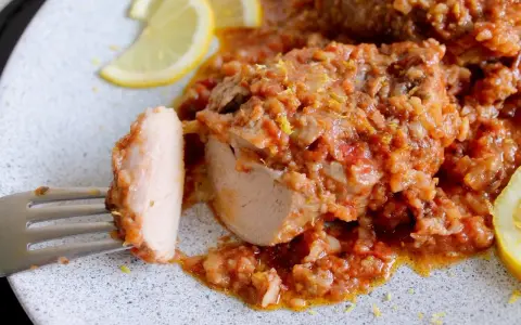 Un saporito ossobuco di tacchino in umido con pomodoro e riso, guarnito con scorza di limone e spicchi freschi.