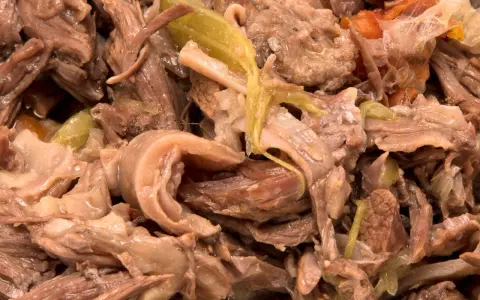 Straccetti di vitello teneri e succulenti, cotti lentamente con verdure. Un piatto gustoso e confortante.