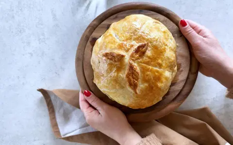 Cavolfiore al forno con pangrattato e formaggio, dorato e invitante, pronto per essere gustato.
