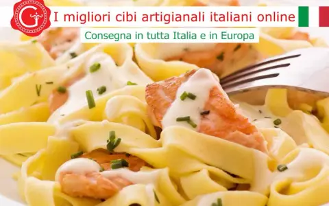 Pasta fresca con salmone e crema, un piatto delizioso pronto per la consegna in tutta Italia e in Europa.
