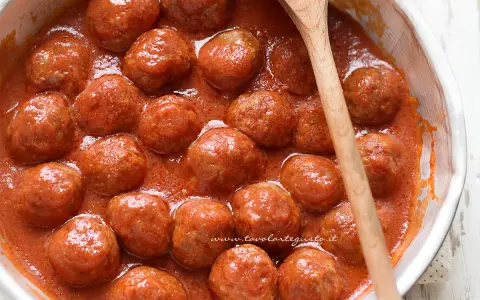 Polpette in umido, succulente e profumate, pronte per essere gustate. Un classico della cucina italiana.