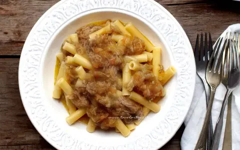 Un piatto invitante di ziti alla genovese, con la pasta che abbraccia un ricco ragù di carne e cipolle.
