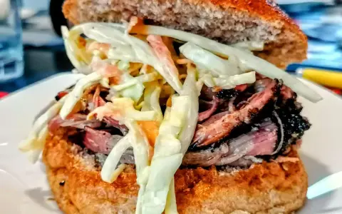 Succulento panino con pulled pork, un'ottima ricetta per un pranzo saporito.