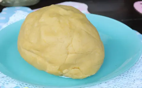 Impasto giallo chiaro, pronto per essere usato come pasta frolla per pastiera sal de riso.