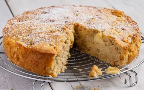 Torta di mele velocissima in 10 minuti, soffice e dorata, cosparsa di zucchero a velo. Perfetta per una pausa golosa.
