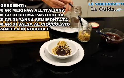Delizioso semifreddo al cioccolato guarnito con granella di nocciole, pronto per essere gustato.