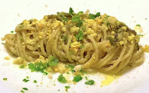Un piatto di spaghetti con asparagi selvatici, uova sbriciolate e prezzemolo fresco. Un sapore di primavera in ogni boccone.