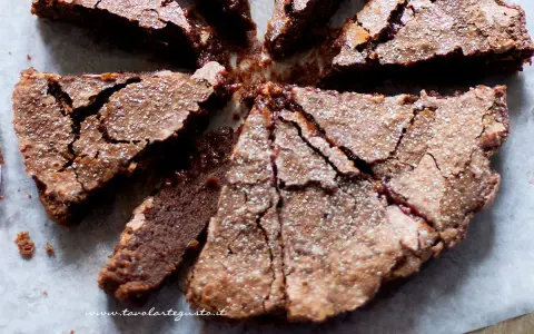 Torta al cioccolato, perfetta per Pasqua, con una crosta screpolata e spolverata di zucchero a velo, che ricorda la sorpresa delle uova di Pasqua.