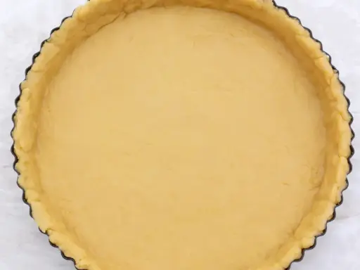 Base di pasta frolla senza glutine pronta per essere farcita.