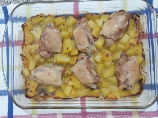 Sovracosce di pollo al forno con patate dorate, un piatto succulento e profumato, pronto per essere gustato.