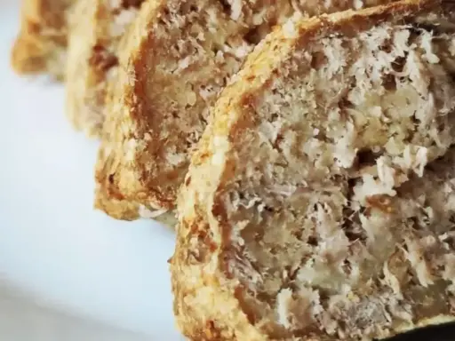 Fette di polpettone di tonno, cotto al forno, con una crosticina dorata e un interno morbido e sfilacciato.