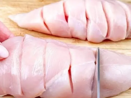 Tagliando il petto di pollo per prepararlo in modo diverso. Un modo per cucinare il petto di pollo in modo originale.