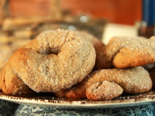 Ciambelline al vino dorate e cosparse di zucchero, pronte per essere gustate.