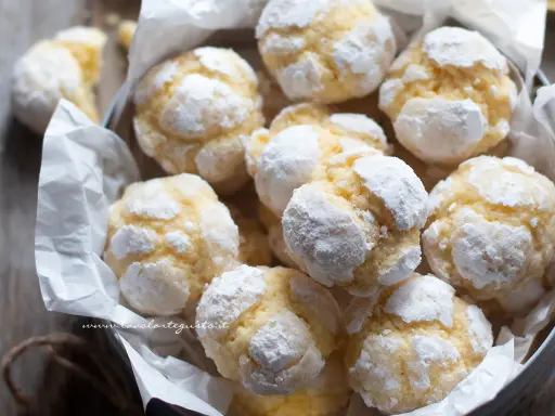 Biscotti al limone morbidi, spolverati di zucchero a velo, invitano a un morso goloso.
