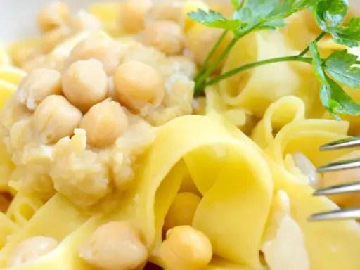 Piatto di ciceri e tria, pasta fresca con ceci cremosi e un rametto di prezzemolo.