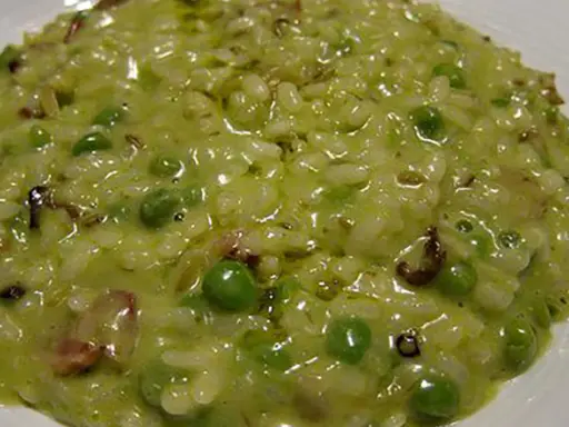 Un cremoso risotto con piselli, un piatto semplice e gustoso.