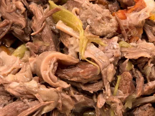 Straccetti di vitello teneri e succulenti, cotti lentamente con verdure. Un piatto gustoso e confortante.