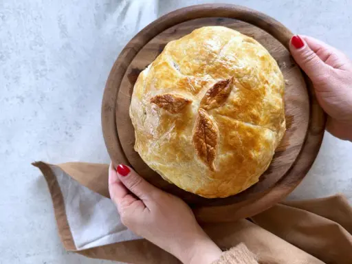 Cavolfiore al forno con pangrattato e formaggio, dorato e invitante, pronto per essere gustato.