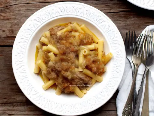 Un piatto invitante di ziti alla genovese, con la pasta che abbraccia un ricco ragù di carne e cipolle.