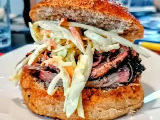 Succulento panino con pulled pork, un'ottima ricetta per un pranzo saporito.
