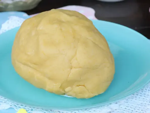 Impasto giallo chiaro, pronto per essere usato come pasta frolla per pastiera sal de riso.