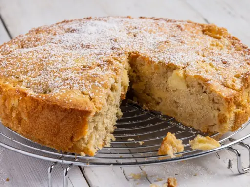 Torta di mele velocissima in 10 minuti, soffice e dorata, cosparsa di zucchero a velo. Perfetta per una pausa golosa.