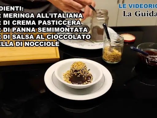Delizioso semifreddo al cioccolato guarnito con granella di nocciole, pronto per essere gustato.