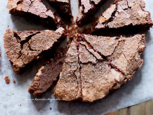 Torta al cioccolato, perfetta per Pasqua, con una crosta screpolata e spolverata di zucchero a velo, che ricorda la sorpresa delle uova di Pasqua.