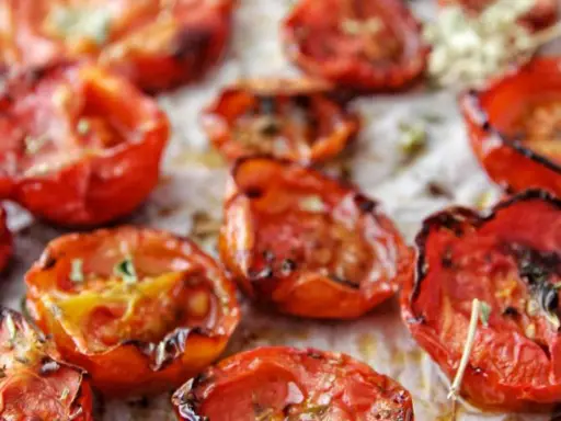 Pomodorini al forno, caramellati e profumati, pronti per arricchire ogni piatto con il loro sapore intenso.