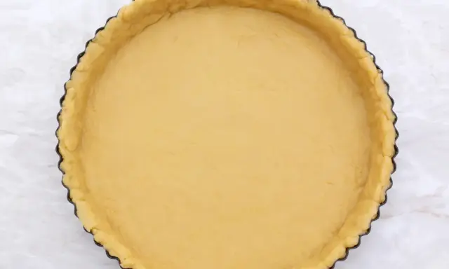 Base di pasta frolla senza glutine pronta per essere farcita.