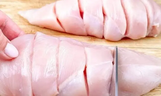 Tagliando il petto di pollo per prepararlo in modo diverso. Un modo per cucinare il petto di pollo in modo originale.