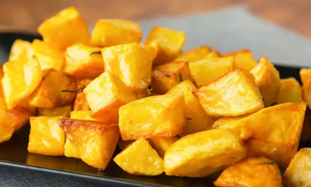 Un piatto invitante di patate al forno croccanti, dorate e saporite, pronte per essere gustate.