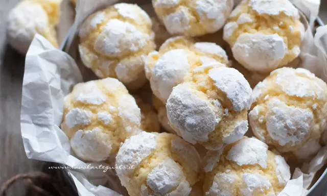 Biscotti al limone morbidi, spolverati di zucchero a velo, invitano a un morso goloso.