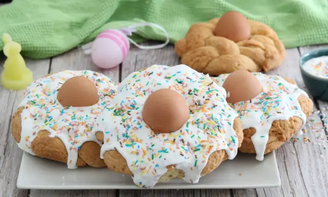 Scarcelle fatte in casa da Benedetta, decorate con glassa bianca, zuccherini colorati e uova sode, pronte per la Pasqua.