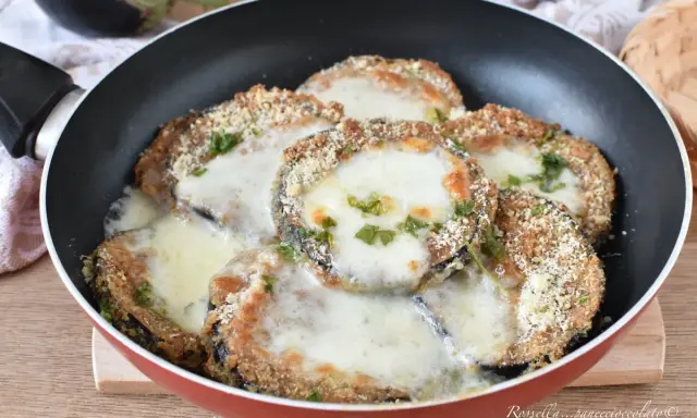 Melanzane in padella con pangrattato e formaggio filante, un piatto gustoso e facile da preparare.
