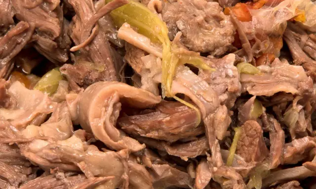 Straccetti di vitello teneri e succulenti, cotti lentamente con verdure. Un piatto gustoso e confortante.