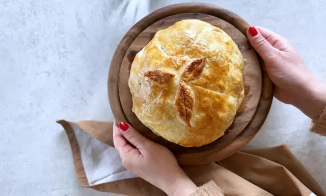 Cavolfiore al forno con pangrattato e formaggio, dorato e invitante, pronto per essere gustato.