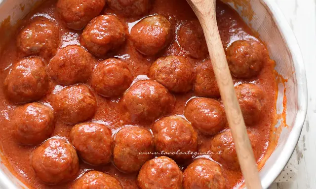 Polpette in umido, succulente e profumate, pronte per essere gustate. Un classico della cucina italiana.