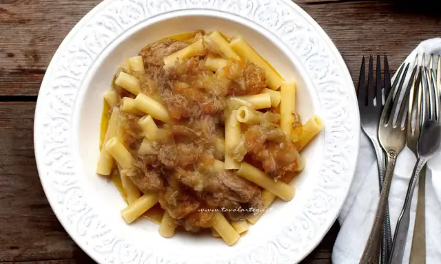 Un piatto invitante di ziti alla genovese, con la pasta che abbraccia un ricco ragù di carne e cipolle.
