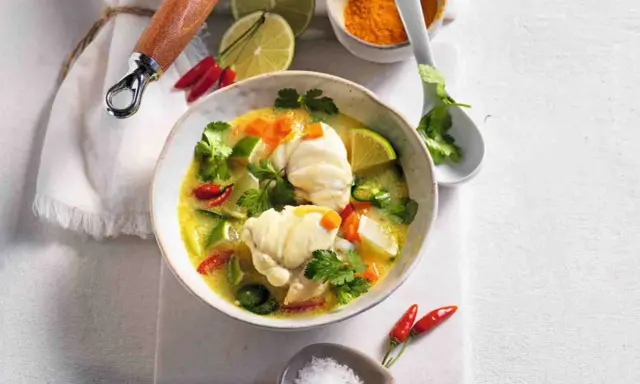 Zuppa esotica con rana pescatrice, lime, peperoncino e coriandolo. Un'idea per le tue rana pescatrice ricette.