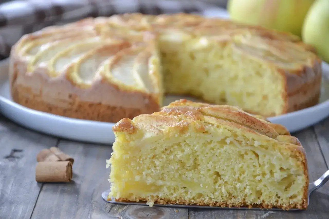 Una fetta di torta di mele velocissima in 10 minuti, soffice e dorata, con mele a vista e cannella.